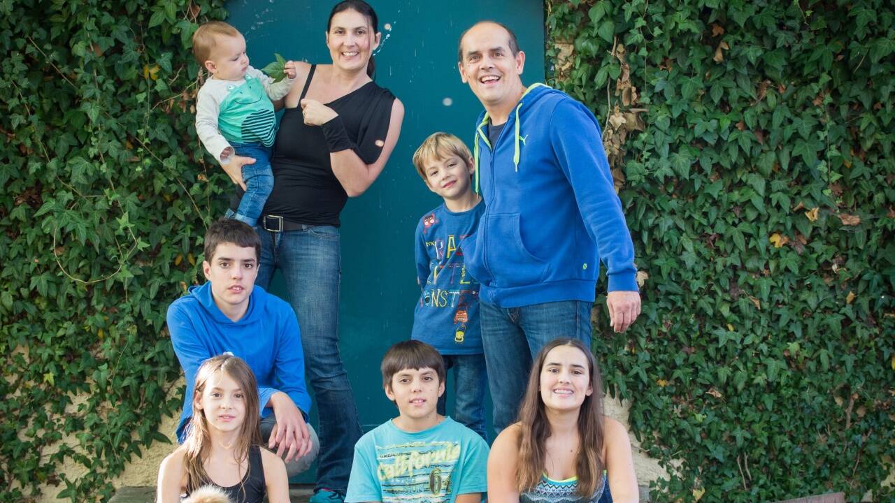 Ulrike Kipman mit ihrer Familie: Ehemann Bernhard, die Kinder Benni, Felix, Alexander, Filip, Lucia und Nicole. 