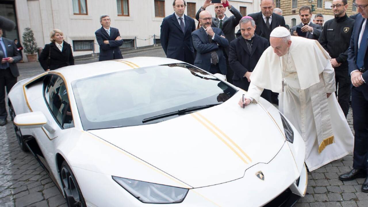 Papst Franziskus signierte den Lamborghini mit einem Lackstift 