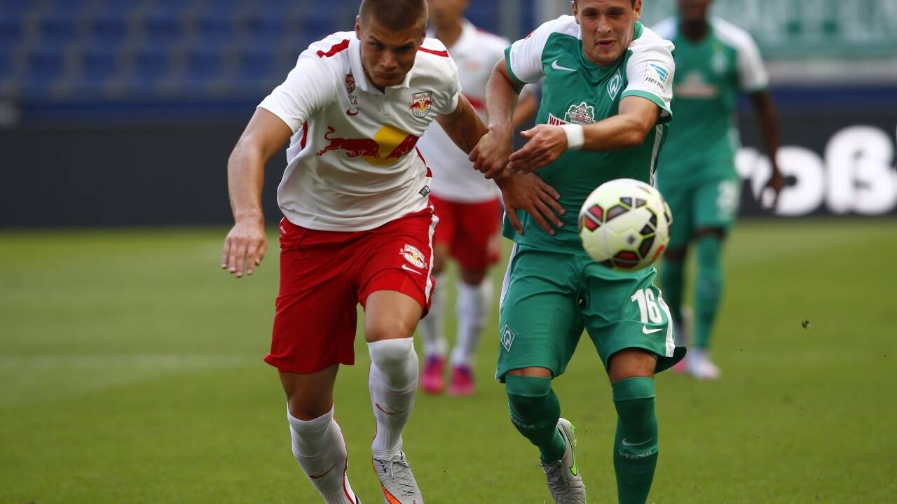 Vor drei Jahren lieferten sich Salzburgs Duje Caleta-Car (l.) und Zlatko Junuzovic noch Duelle. In Zukunft sind sie Clubkollegen. 