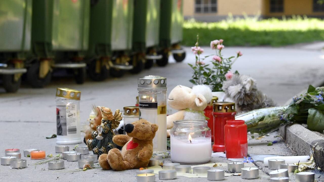 Blumen und Kerzen am Tatort in einer Wohnhausanlage in der Heiligenstädter Straße in Wien-Döbling wo am Samstag 12. Mai eine Leiche in einem Mistkübel entdeckt worden war. 