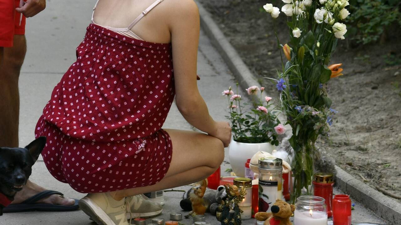 Blumen und Kerzen am Tatort in einer Wohnhausanlage in der Heiligenstädter Straße in Wien-Döbling wo am Samstag 12. Mai eine Leiche in einem Mistkübel entdeckt worden war. 