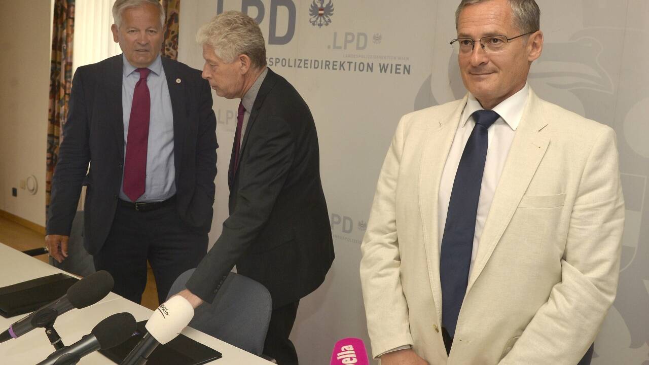 Michael Mimra, Michael Lepuschitz und Gerhard Haimeder während der Pressekonferenz anl. ' Kinderleiche in Mistkübel in Wien Döbling' am Dienstag, 15. Mai 2018, in Wien.  