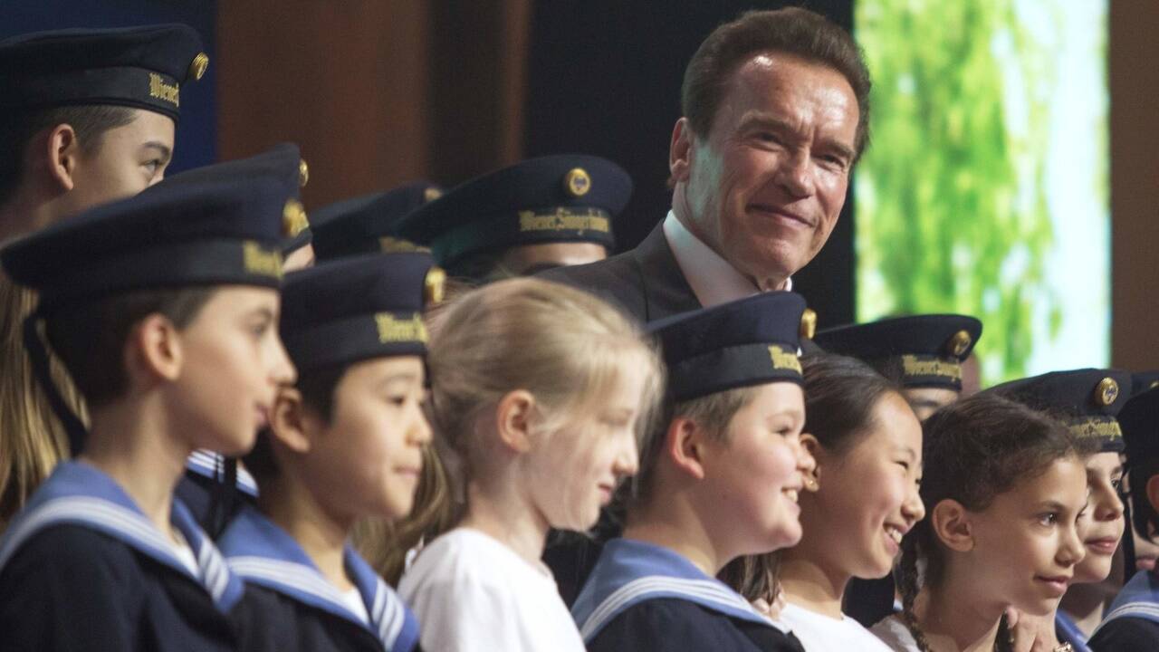 Arnold Schwarzenegger mit Mitgliedern der Wiener Sängerknaben am Dienstag in der Wiener Hofburg.  Arnold Schwarzenegger mit Mitgliedern der Wiener Sängerknaben am Dienstag in der Wiener Hofburg.
