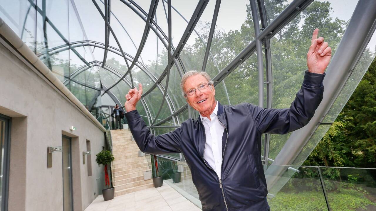 Hoteleigentümer Hans-Peter Wild unter der neuen Glaskuppel.  