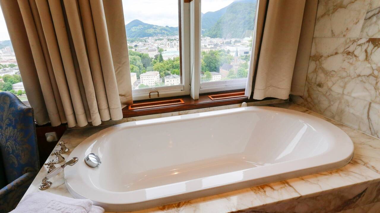 Blick aus dem Badezimmer der Maria-Theresia-Suite.  