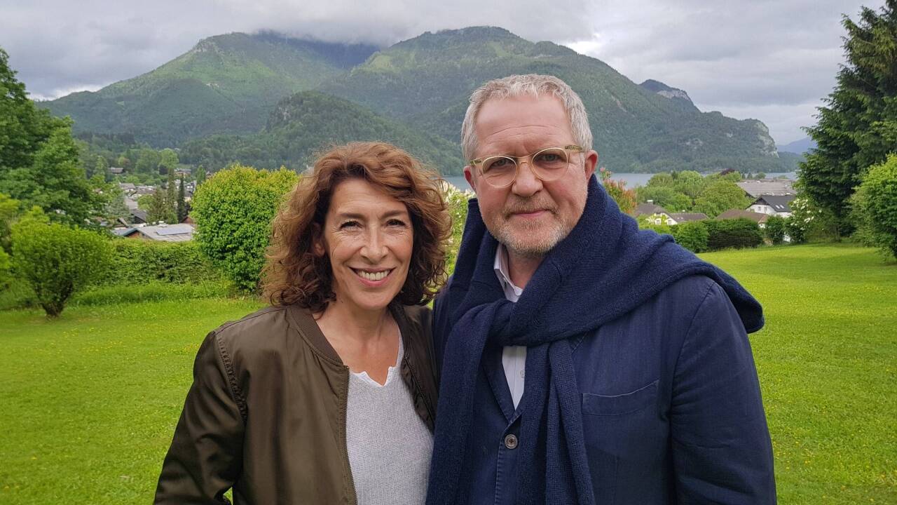 Adele Neuhauser und Harald Krassnitzer nach Drehschluss im Hotel Hollweger in St. Gilgen vor der Abreise nach Wien. 