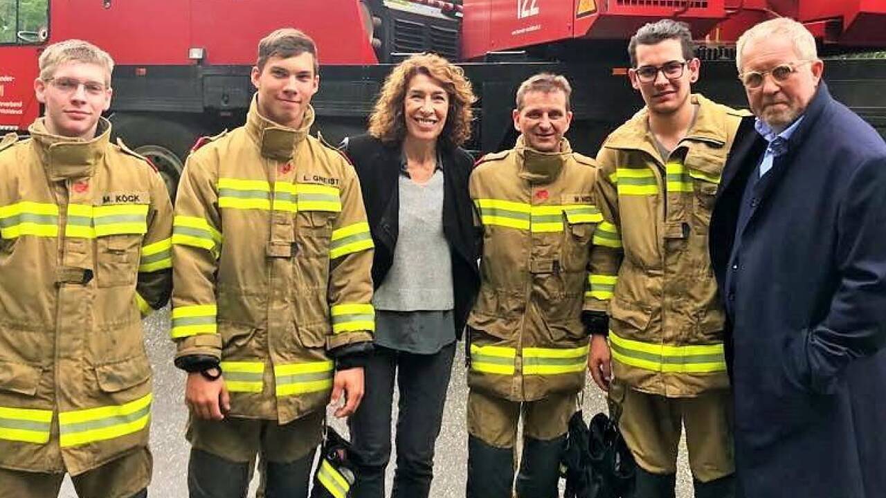 Feuerwehrleute aus St. Gilgen während einer Drehpause mit den beiden Hauptdarstellern. 