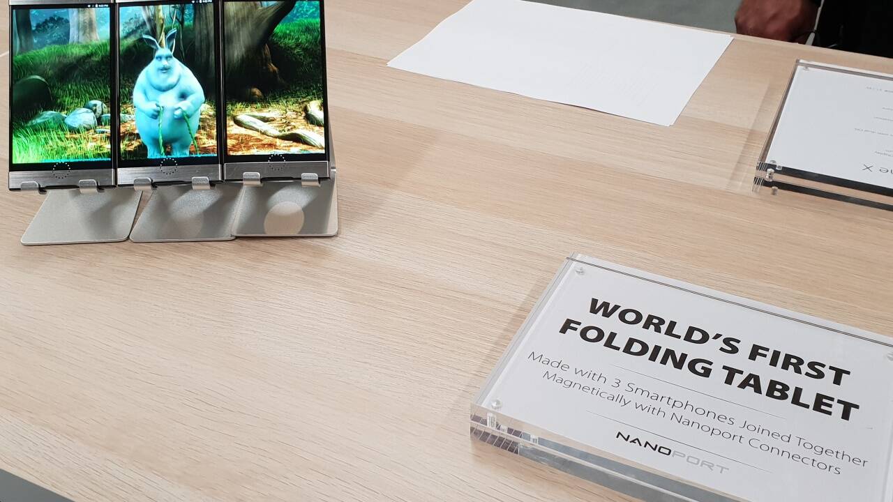 ... Das angeblich „welterste faltbare Tablet“ kann mithilfe von Magneten ...  ... Das angeblich „welterste faltbare Tablet“ kann mithilfe von Magneten ...