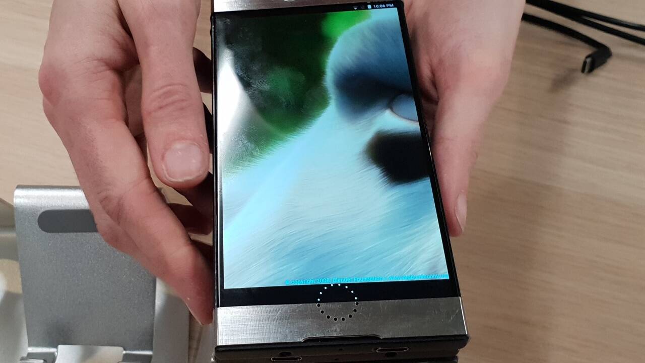 Das Tablet lässt sich auch zusammenlegen.  Das Tablet lässt sich auch zusammenlegen.