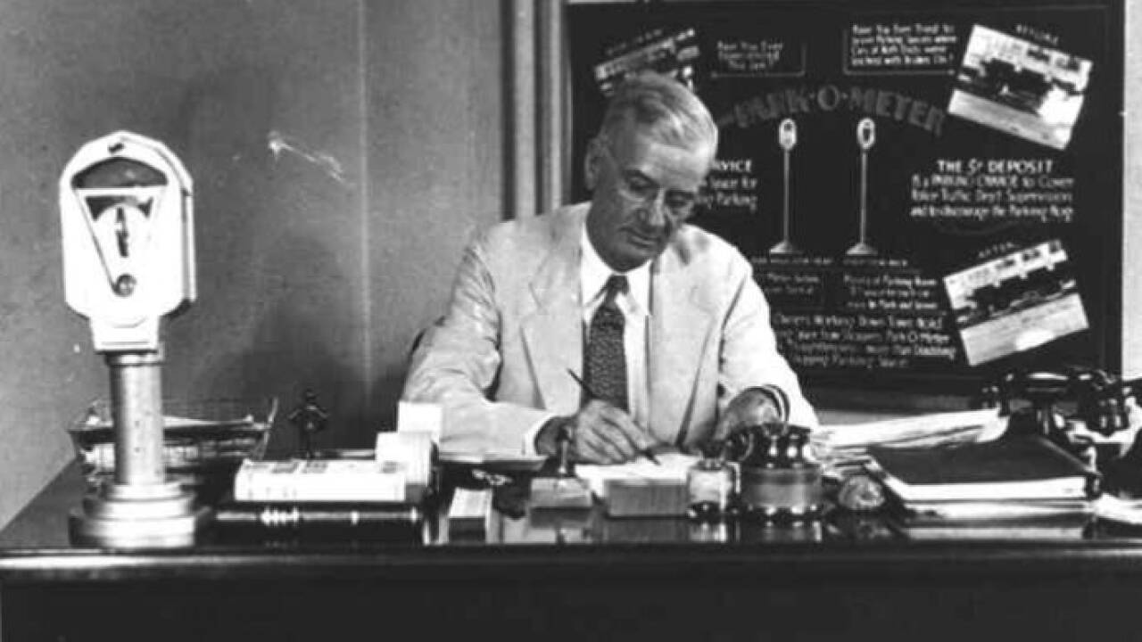 1938: Der US-Amerikaner Carl C. Magee erhält ein Patent für die von ihm entwickelte Parkuhr. 