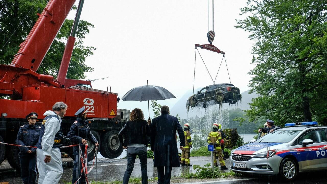 Drehtag im Regen in der Burgau in St. Gilgen: Das Auto mit dem Mordopfer wird geborgen.  