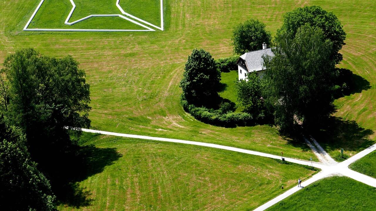 Von der Festung aus betrachtet wirkt die begehbare Skulptur„Down to the Ground“ von Paul Wallach fast wie eine Zeichnung in der Landschaft. 