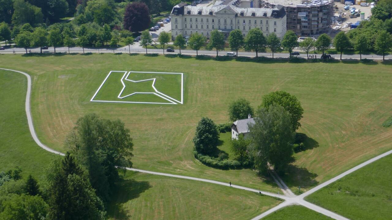 Blick von oben auf Paul Wallachs Skulptur „Down to Earth“. 