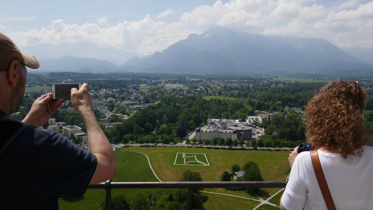Von der Festung aus betrachtet wirkt die begehbare Skulptur„Down to the Ground“ von Paul Wallach fast wie eine Zeichnung in der Landschaft. 
