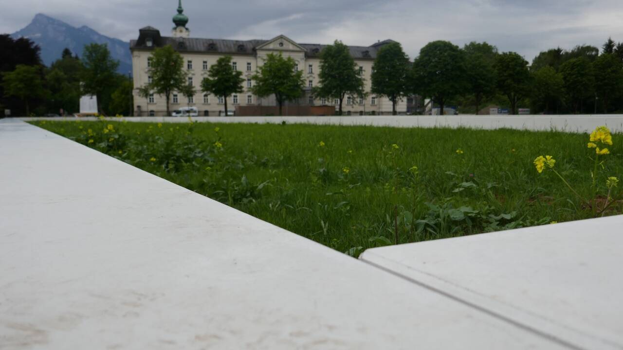 Kunst lädt zum Verweilen ein: Paul Wallachs Skulptur „Down to the Ground“. 