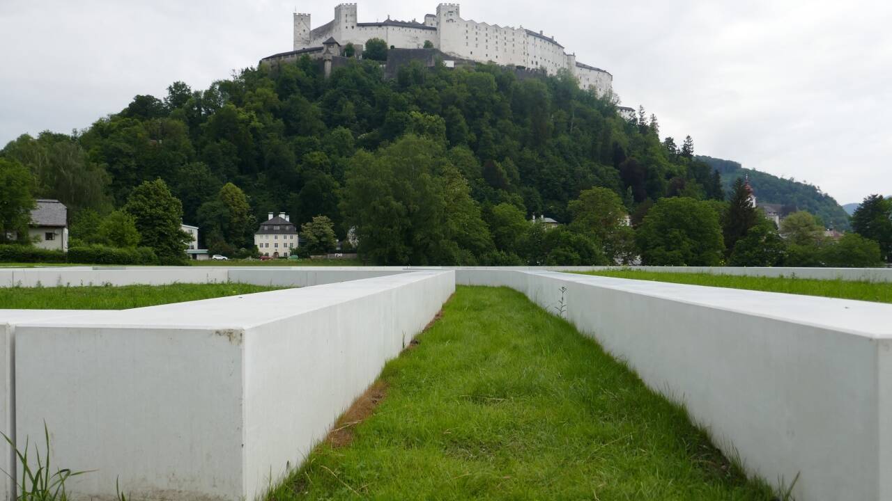 Von der Festung aus betrachtet wirkt die begehbare Skulptur„Down to the Ground“ von Paul Wallach fast wie eine Zeichnung in der Landschaft. 