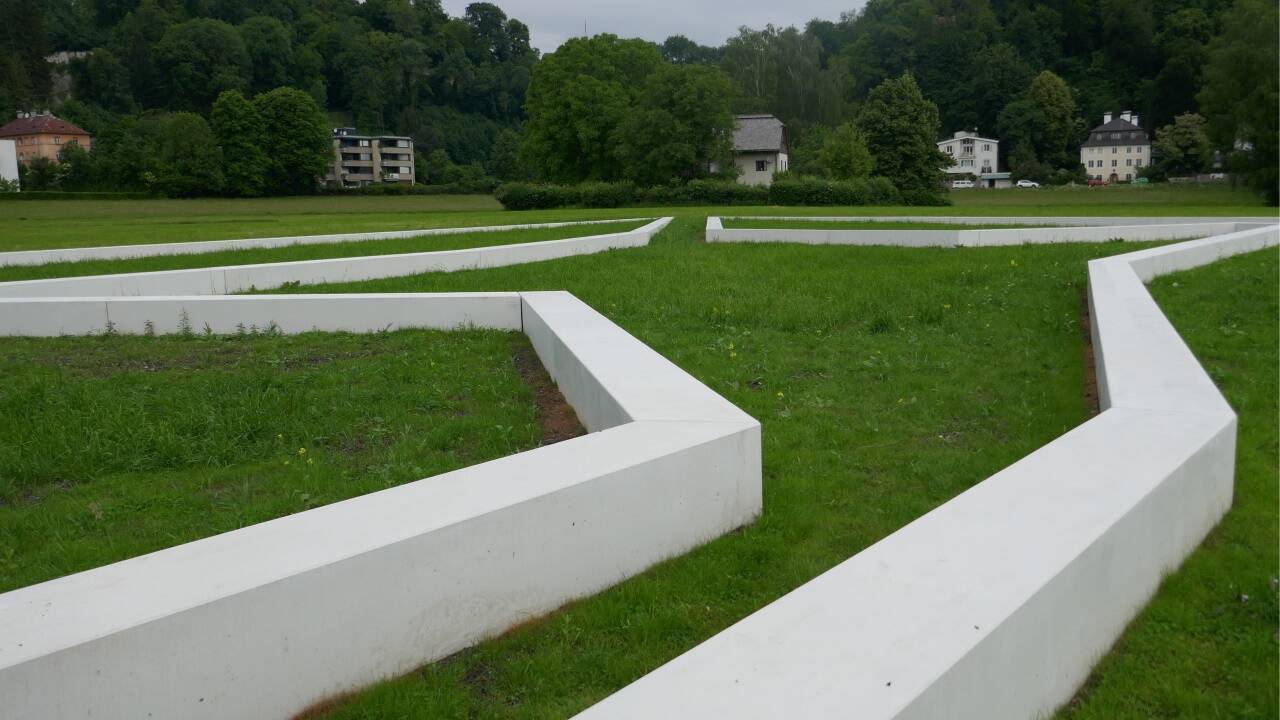 Von der Festung aus betrachtet wirkt die begehbare Skulptur„Down to the Ground“ von Paul Wallach fast wie eine Zeichnung in der Landschaft. 