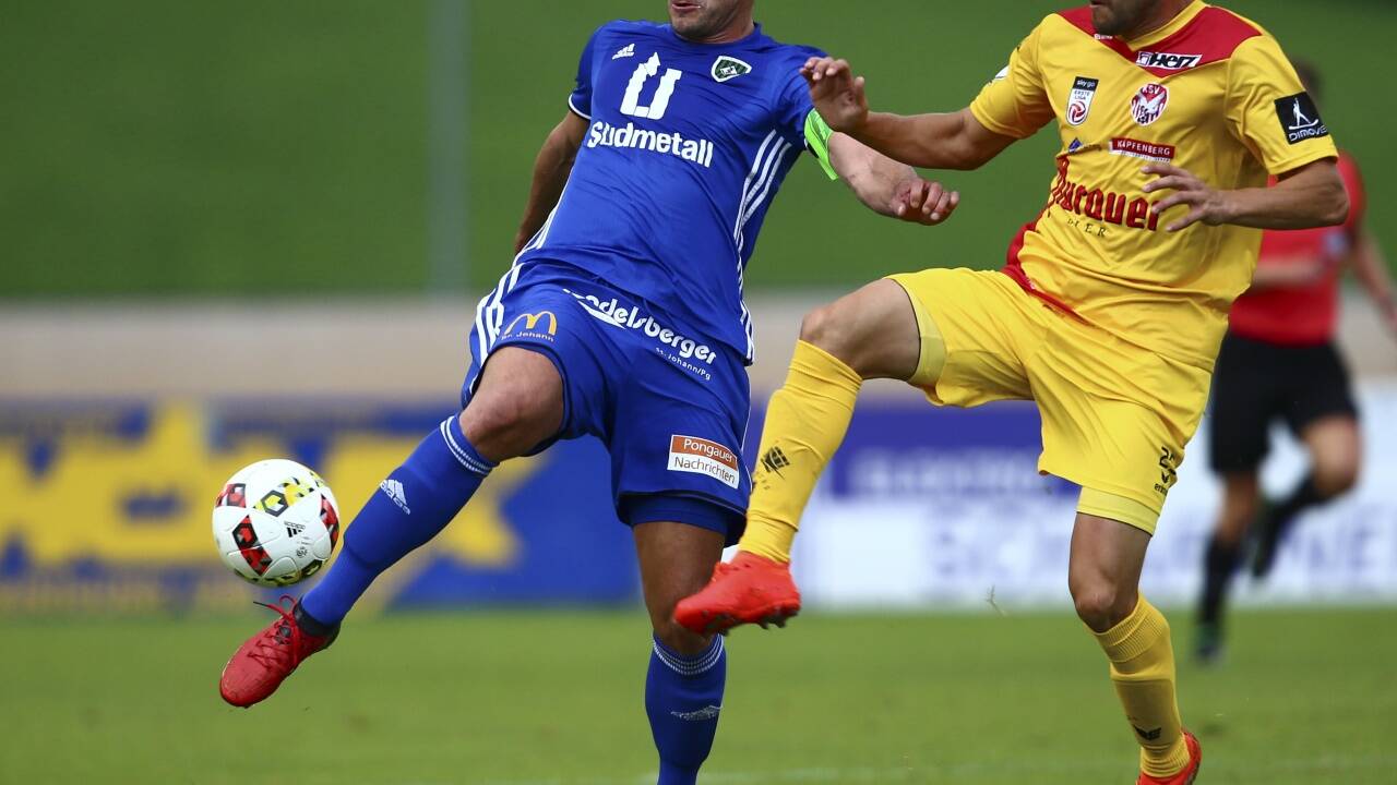 Roman Hupf (St.Johann, l.) – hier am 17. Juli 2017 im ÖFB-Cup gegen David Agudo Perez (Kapfenberg).  