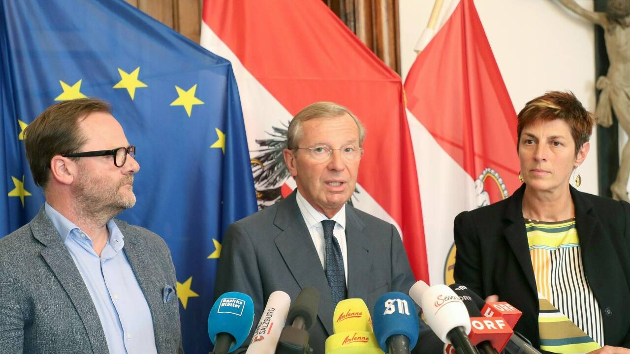 Josef Schellhorn (NEOS), Landeshauptmann Wilfried Haslauer (ÖVP) und Astrid Rössler (GRÜNE) im Rahmen einer PK nach Abschluss von Koalitionsverhandlungen in Salzburg am Freitag, 25. Mai 2018. 