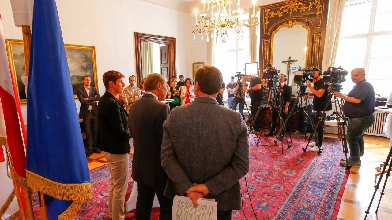 Josef Schellhorn (NEOS), Landeshauptmann Wilfried Haslauer (ÖVP) und Astrid Rössler (GRÜNE) im Rahmen einer PK nach Abschluss von Koalitionsverhandlungen in Salzburg am Freitag, 25. Mai 2018. 