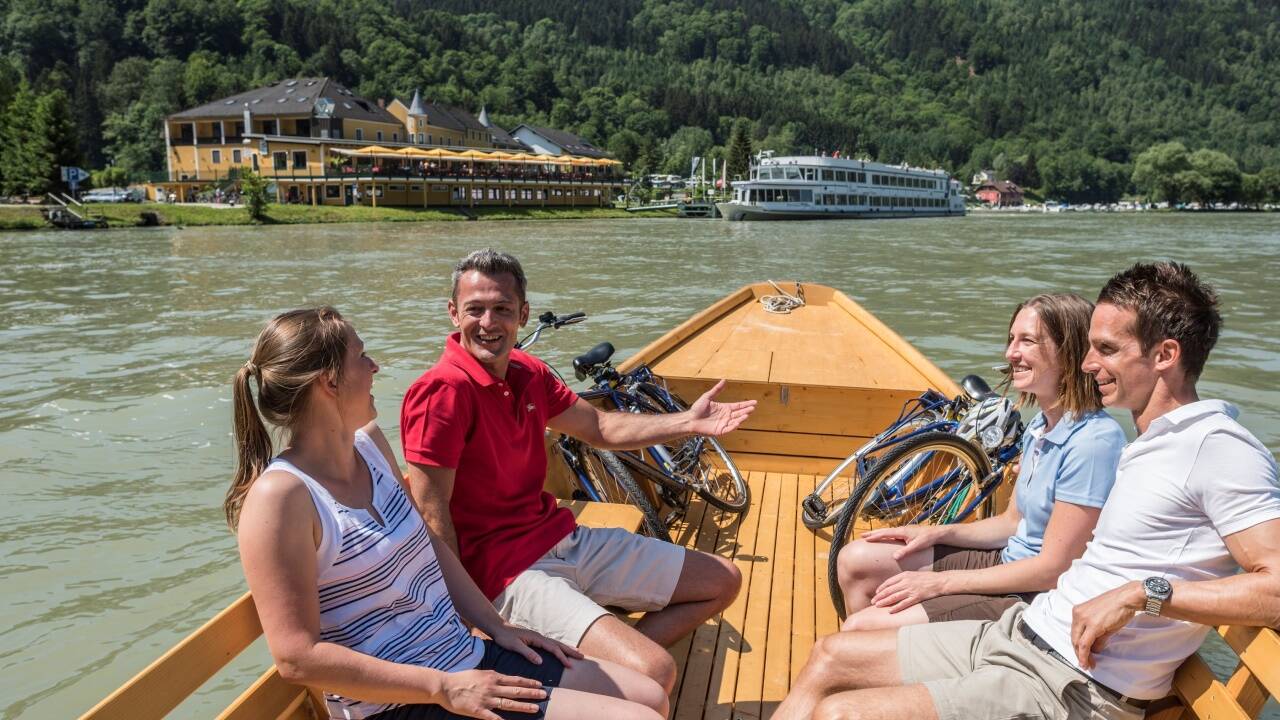 Der Donauradweg lädt dazu ein, einen Teil der Strecke mit dem Schiff zu bewältigen und die Beine hochzulegen. 