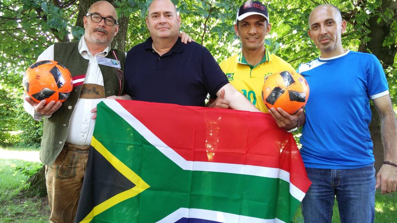 Sie sind fester Bestandteil der Integrations-WM: Organisator Erwin Josef Himmelbauer, Helfer Cornelius O’Connor, Antonio de Oliveira aus Brasilien und der Syrer Sirag Issa.   