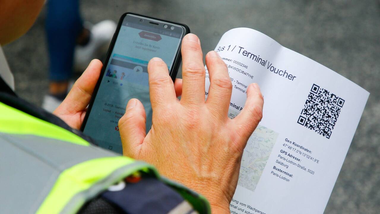 Mit dem Handy kontrollieren die Wachorgane den QR-Code, der als Buchungsbestätigung dient.  