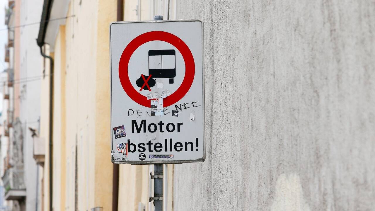 Mit dem Handy kontrollieren die Wachorgane den QR-Code, der als Buchungsbestätigung dient.  