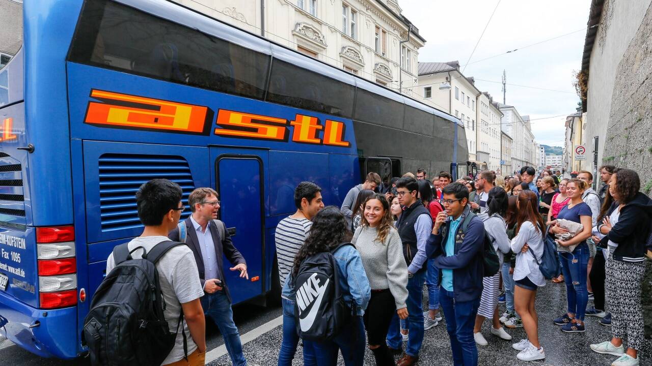 Reger Andrang am Busterminal in der Paris-Lodron-Straße.  