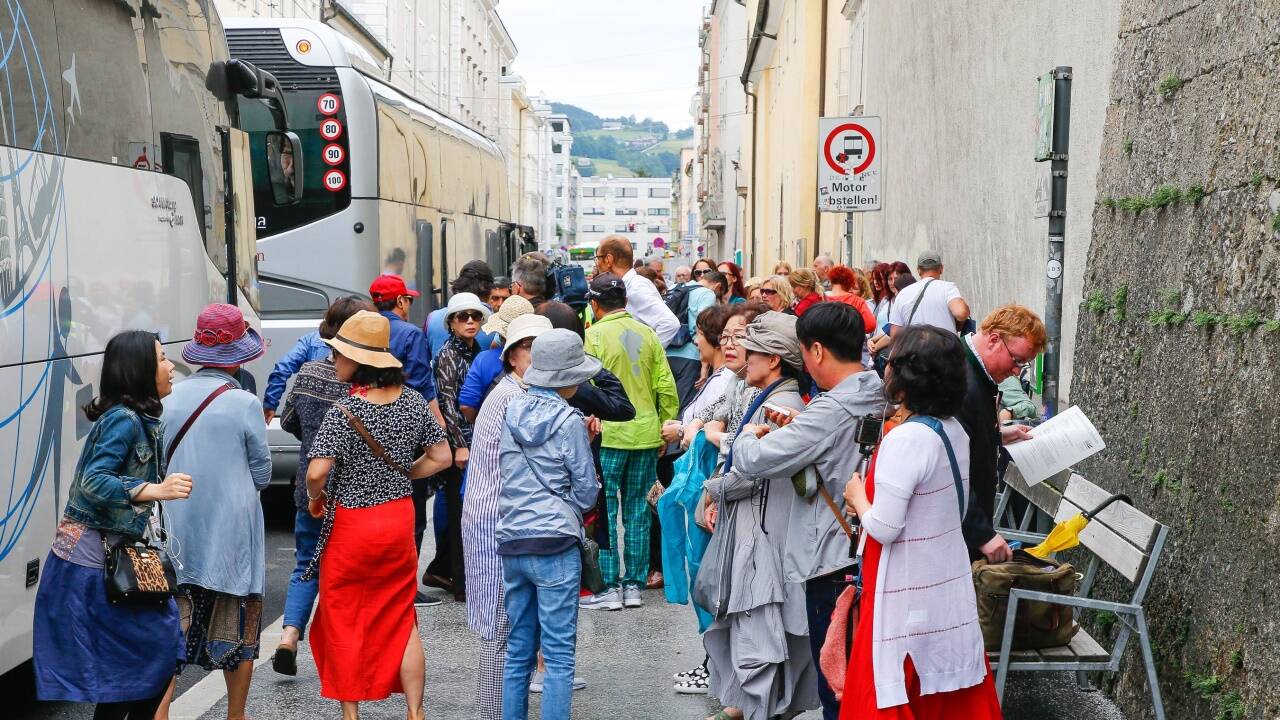 Reger Andrang am Busterminal in der Paris-Lodron-Straße.  
