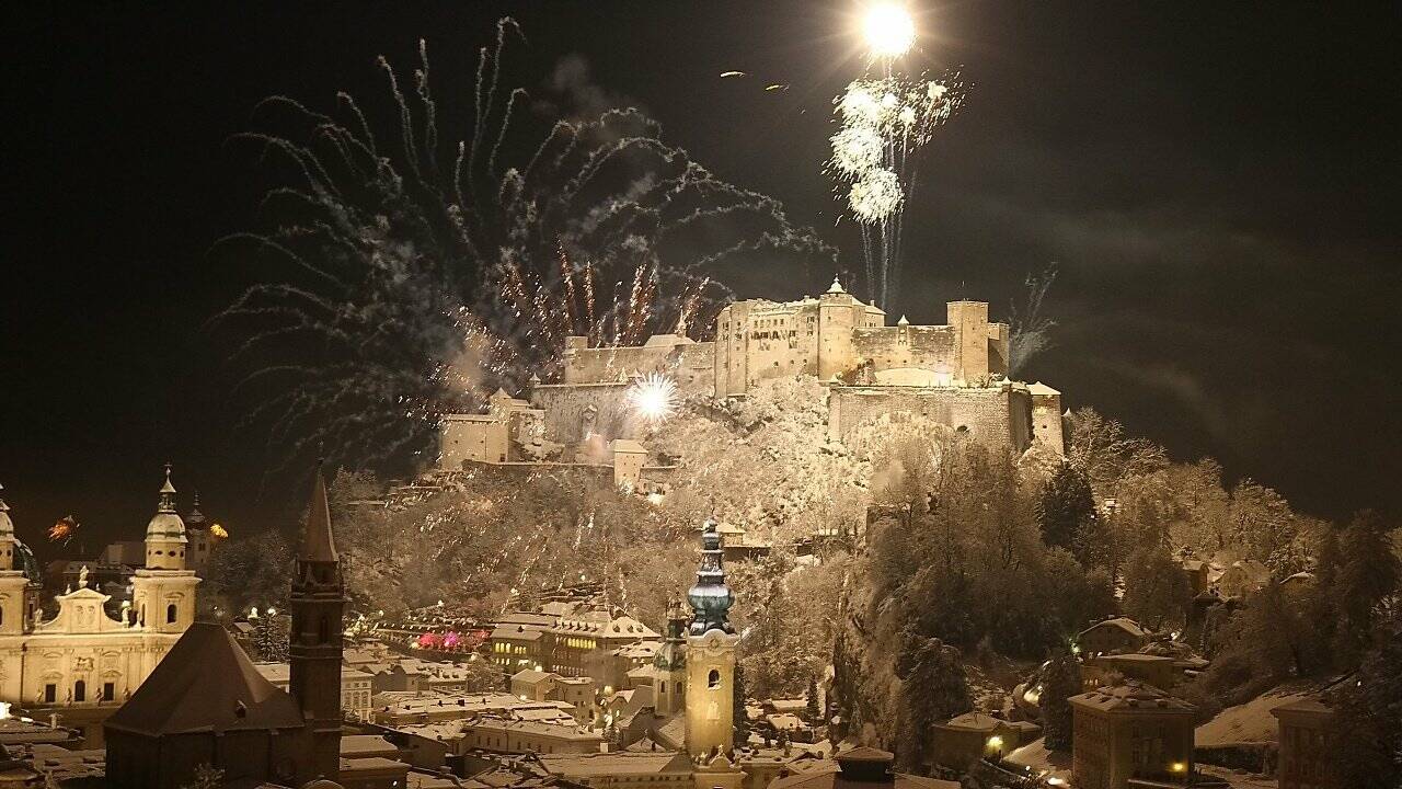 Tausende beim Silvester-Feuerwerk in der Stadt Salzburg