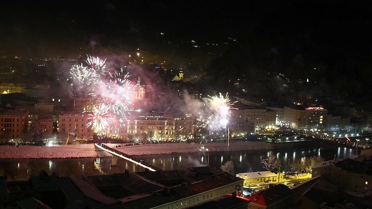 Tausende beim Silvester-Feuerwerk in der Stadt Salzburg
