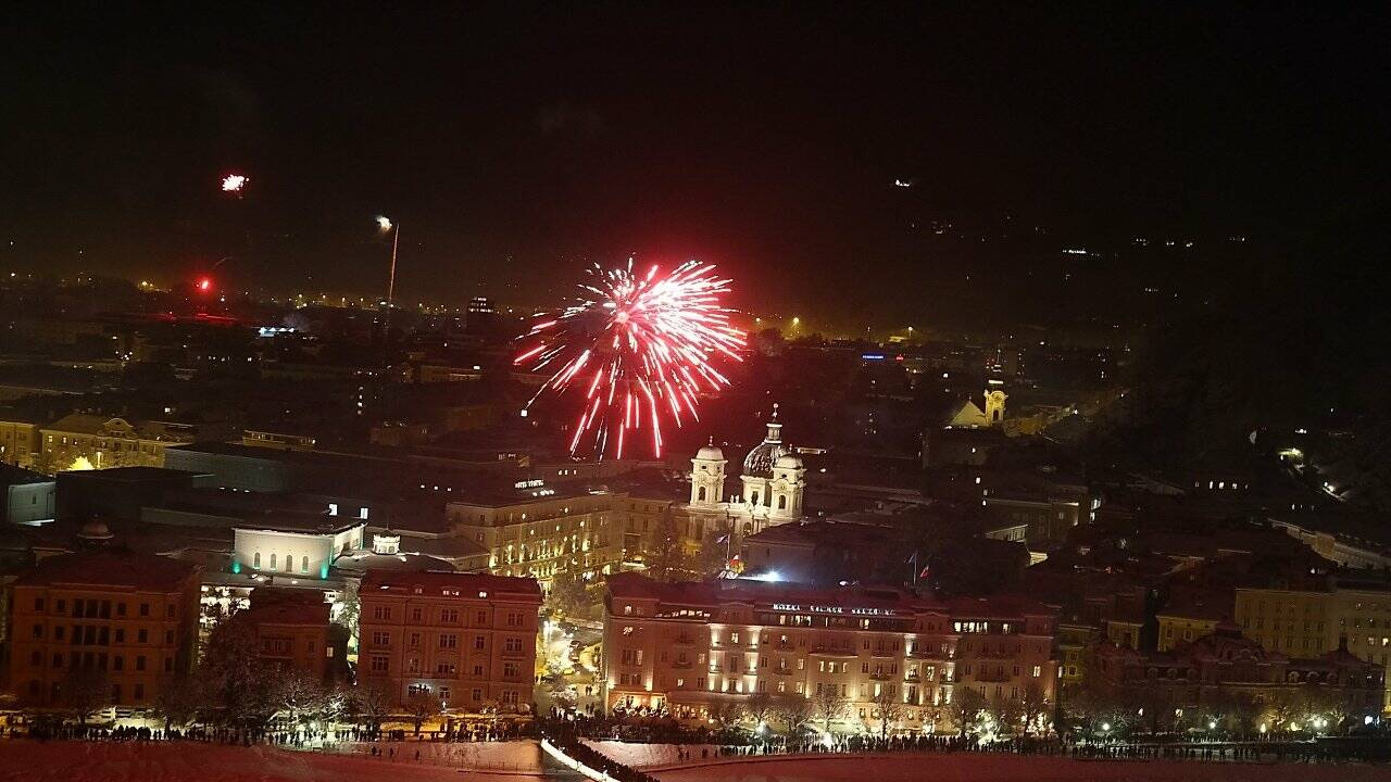 Tausende beim Silvester-Feuerwerk in der Stadt Salzburg