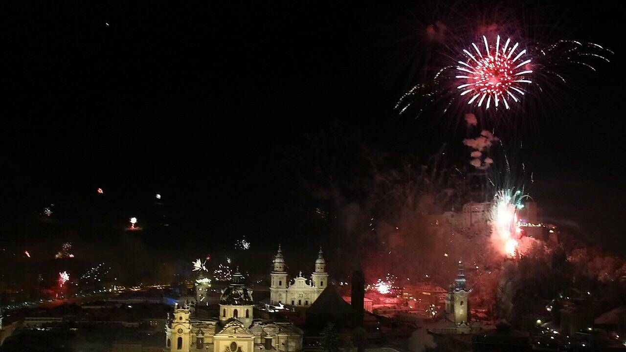 Tausende beim Silvester-Feuerwerk in der Stadt Salzburg
