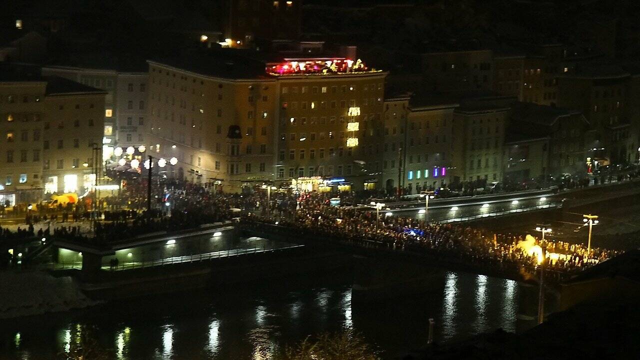 Tausende beim Silvester-Feuerwerk in der Stadt Salzburg