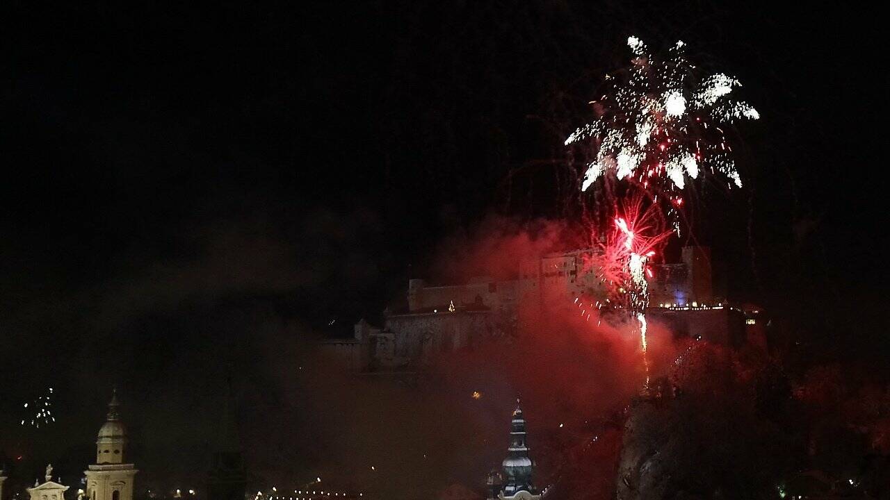 Tausende beim Silvester-Feuerwerk in der Stadt Salzburg