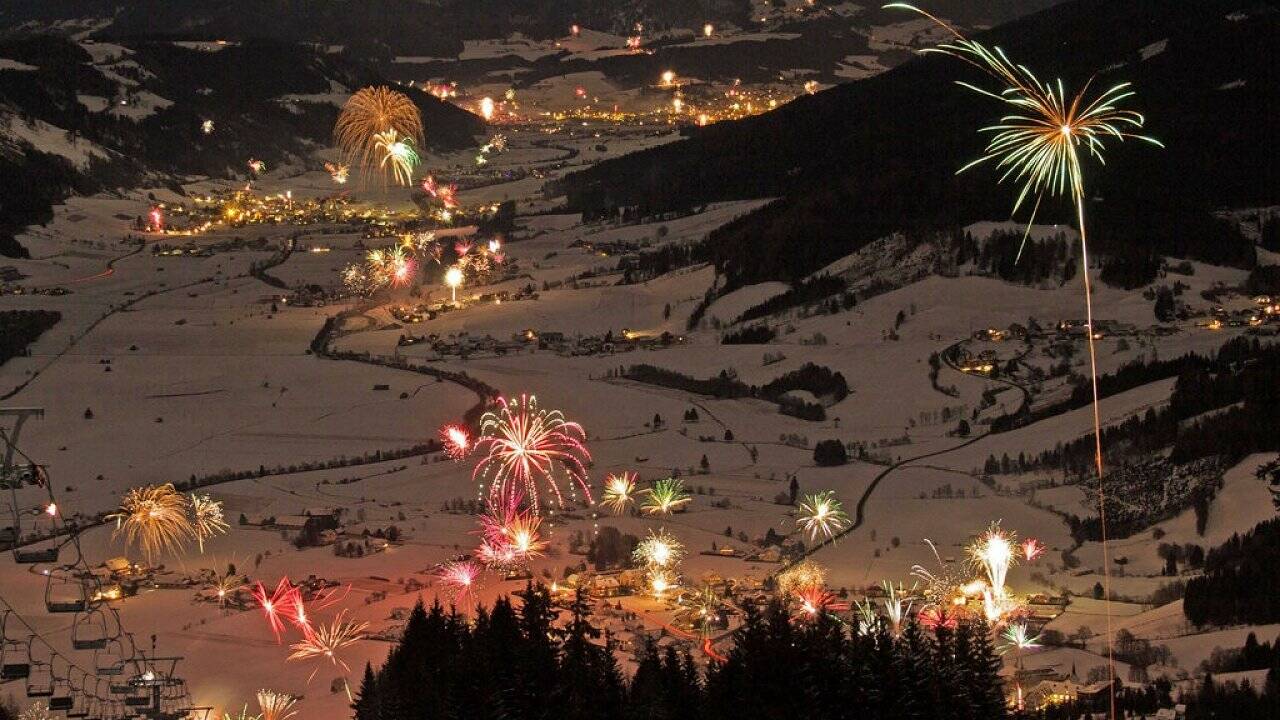 Tausende beim Silvester-Feuerwerk in der Stadt Salzburg
