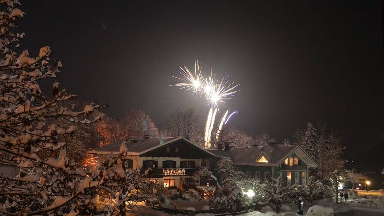 Tausende beim Silvester-Feuerwerk in der Stadt Salzburg