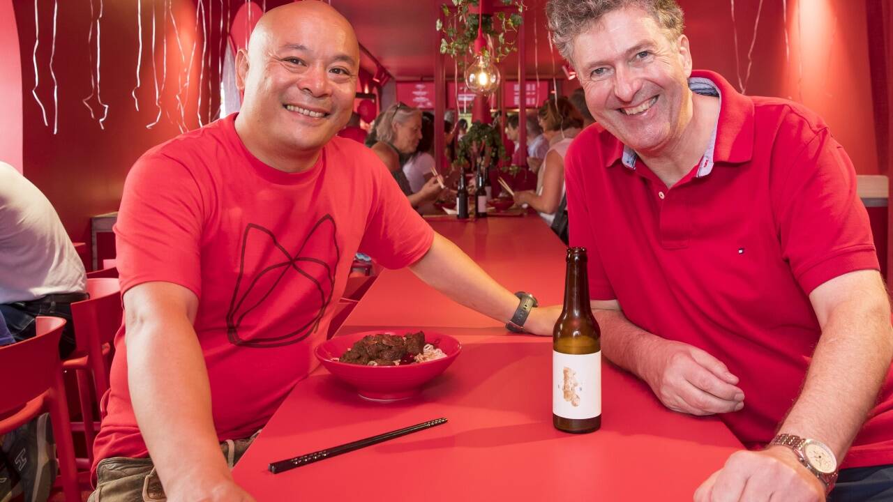 Yaoyao Hu (hier mit Spitzenkoch Jörg Wörther) eröffnet in der Kaigasse sein drittes Lokal in Salzburg.  