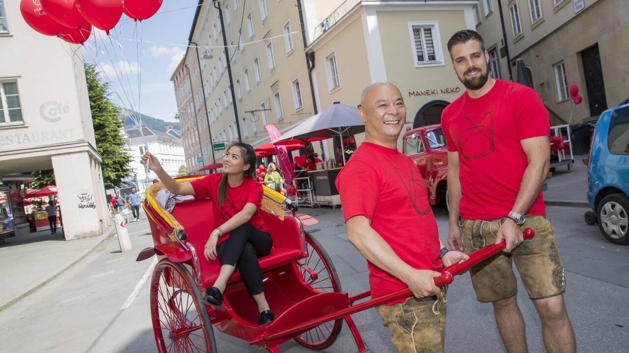 Yaoyao Hu (hier mit Tochter Jessica Hu und Moderator Philipp McAllister) eröffnet in der Kaigasse sein drittes Lokal in Salzburg.  