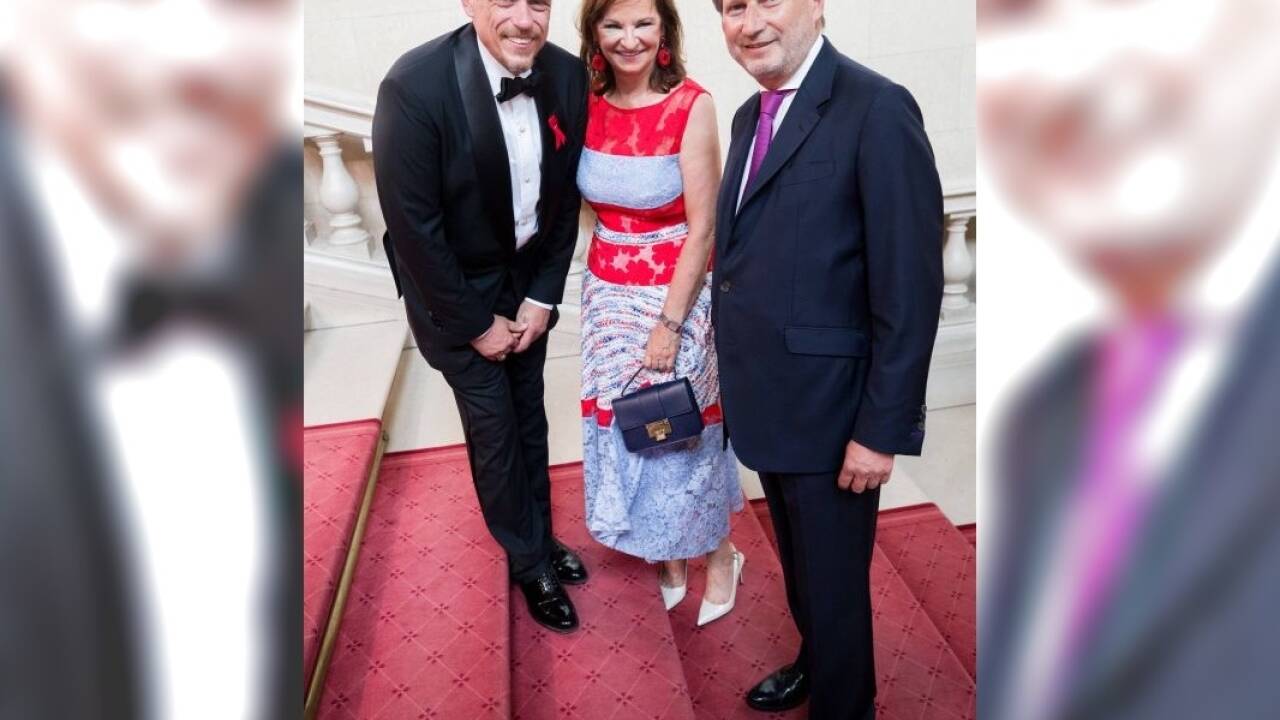 Life Ball-Organisator Gery Keszler, Susanne Riess-Passer und EU-Kommissar Johannes Hahn am Red Carpet anl. des Life+ Celebration Concert am Freitag, 01. Juni 2018, im Burgtheater in Wien. 