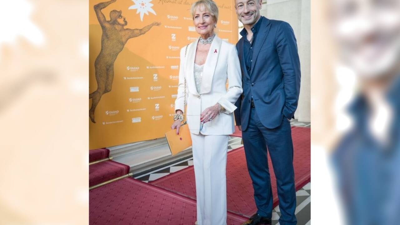  Dagmar Koller und Christian Struppeck, Musicalintendant der Vereinigten Bühnen Wien, am Red Carpet anl. des Life+ Celebration Concert am Freitag, 01. Juni 2018, im Burgtheater in Wien. 