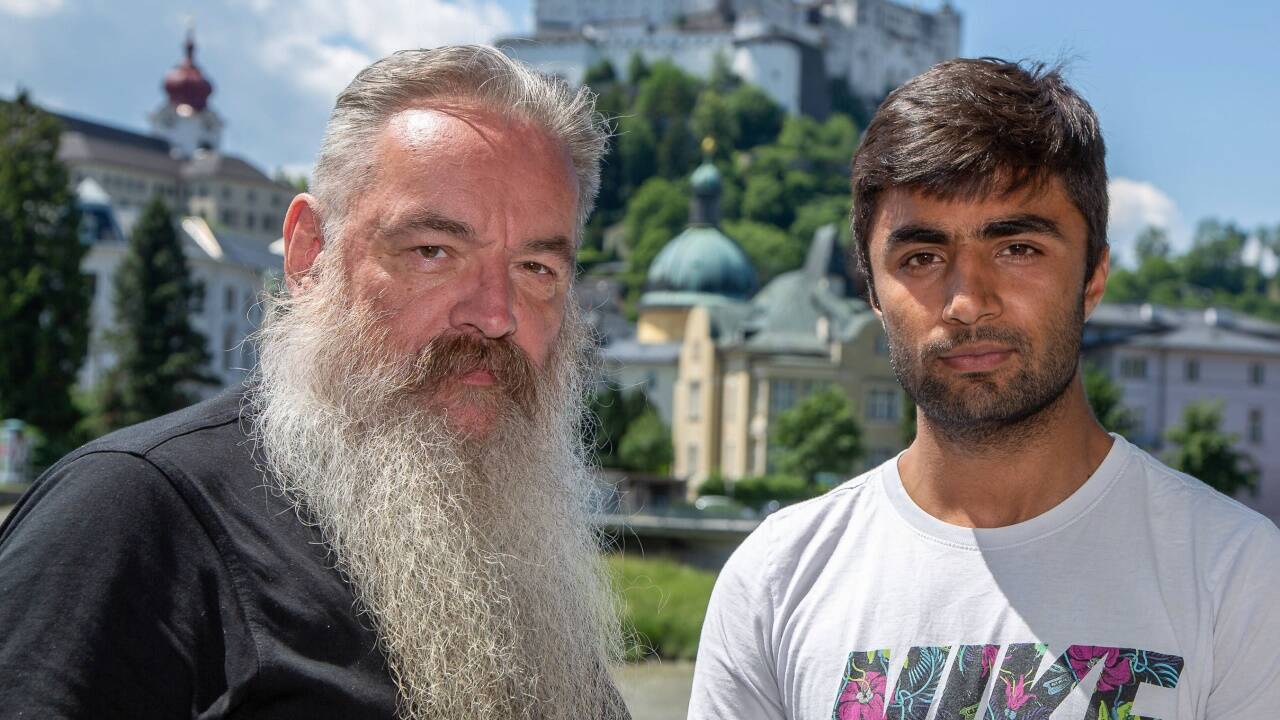 Der pakistanische Lehrling Ali Wajid soll abgeschoben werden, obwohl er gut integriert ist. Bernhard Jenny (l.), Obmann der ARGEkultur, setzt sich für ihn ein.  Der pakistanische Lehrling Ali Wajid soll abgeschoben werden, obwohl er gut integriert ist. Bernhard Jenny (l.), Obmann der ARGEkultur, setzt sich für ihn ein.