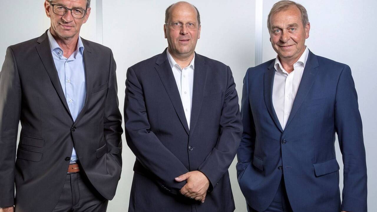 Die beiden neuen Geschäftsführer der Modelleisenbahn GmbH mit dem Geschäftsführer der Modelleisenbahn Holding GmbH, MMag. Hannes Grießner (Bildmitte);<br>Rupert Schiefer (links im Bild), Mag.Tassilo Gruber (rechts im Bild).  Die beiden neuen Geschäftsführer der Modelleisenbahn GmbH mit dem Geschäftsführer der Modelleisenbahn Holding GmbH, MMag. Hannes Grießner (Bildmitte);<br>Rupert Schiefer (links im Bild), Mag.Tassilo Gruber (rechts im Bild).