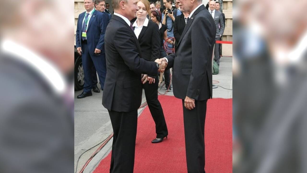 Putin und Van der Bellen auf dem roten Teppich vor der Wiener Hofburg.  