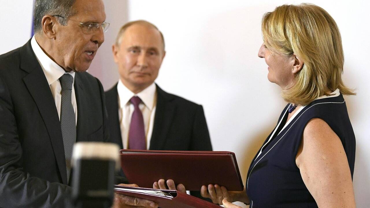 Der russische Außenminister Sergej Lawrow im Gespräch mit seiner österreichischen Amtskollegin Karin Kneissl, im Hintergrund Wladimir Putin.  