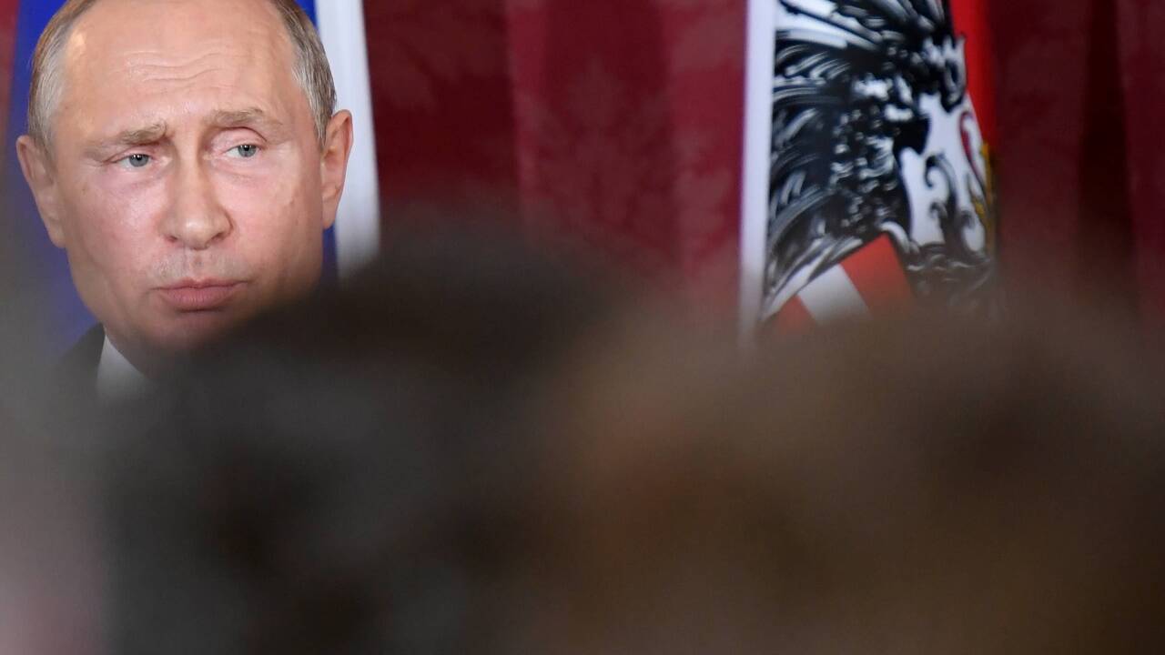 Immer umringt: Putin.  
