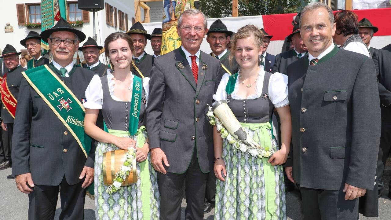 Landeshauptmann Wilfried Haslauer (mitte) mit Bürgermeister Wolfgang Wagner (rechts), Johann Rieder (Obmann der Kameradschaft Köstendorf) und den beiden Markedenterinnen Thereisa (links) und Anna Maria. 