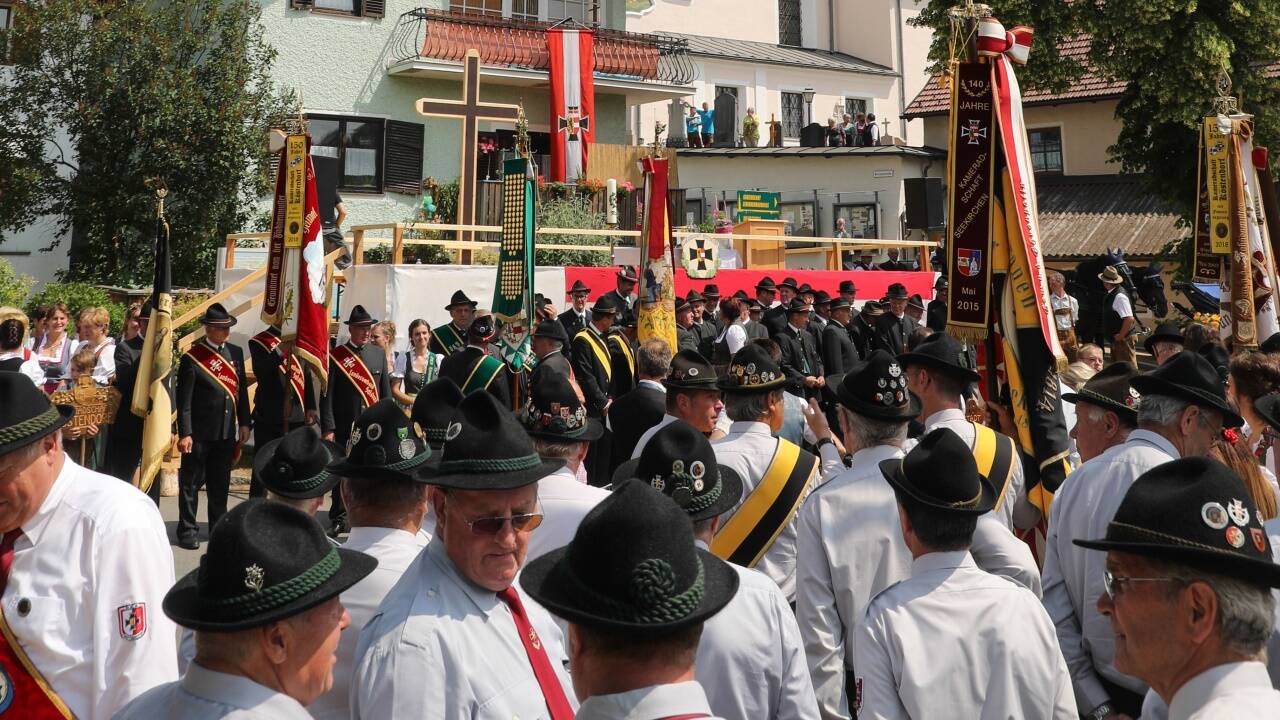 Landeshauptmann Wilfried Haslauer (mitte) mit Bürgermeister Wolfgang Wagner (rechts), Johann Rieder (Obmann der Kameradschaft Köstendorf) und den beiden Markedenterinnen Thereisa (links) und Anna Maria. 