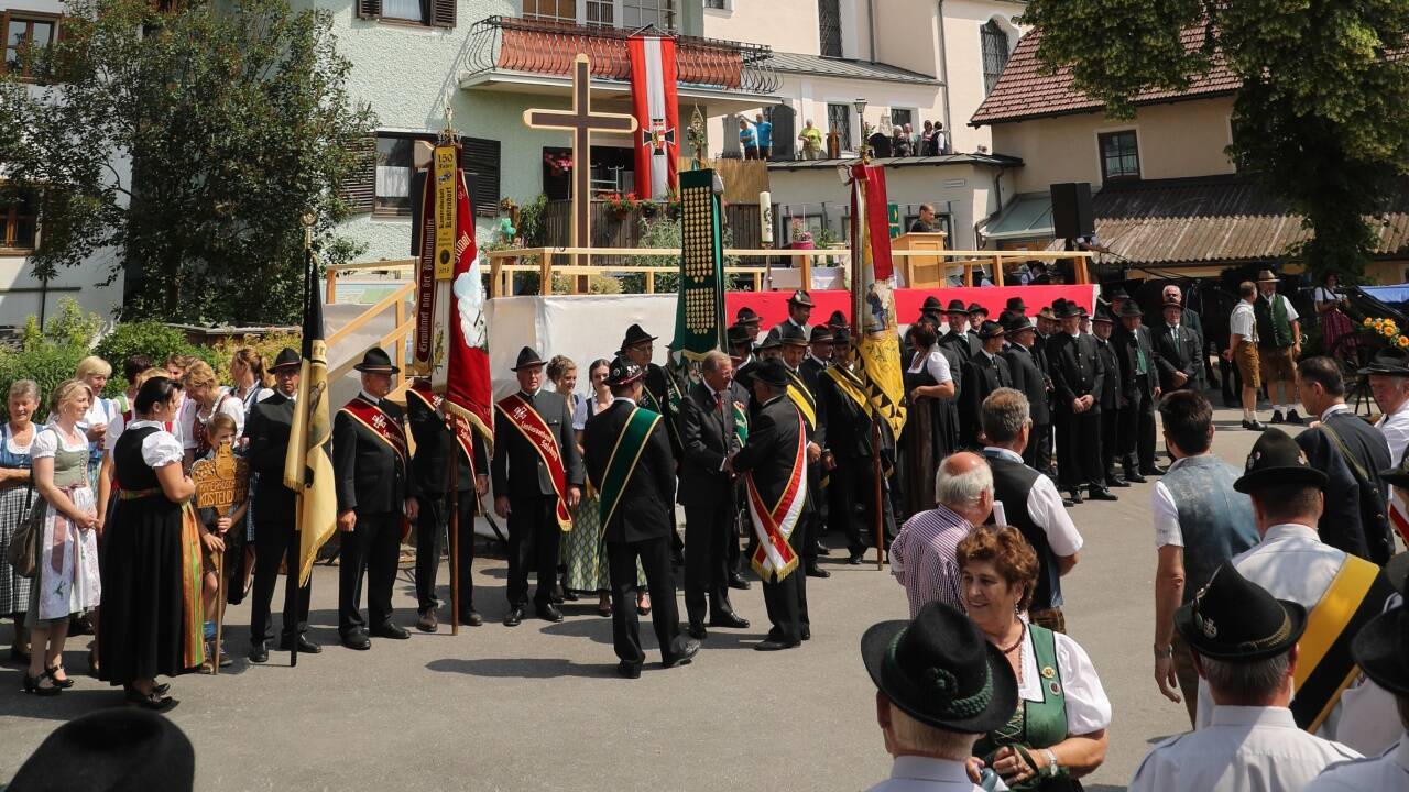 Landeshauptmann Wilfried Haslauer (mitte) mit Bürgermeister Wolfgang Wagner (rechts), Johann Rieder (Obmann der Kameradschaft Köstendorf) und den beiden Markedenterinnen Thereisa (links) und Anna Maria. 